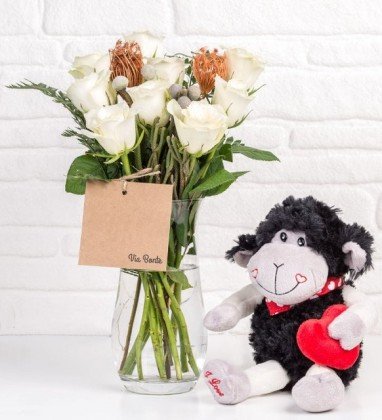 Özel Tasarım Vazoda Beyaz Güller ve Kuzu